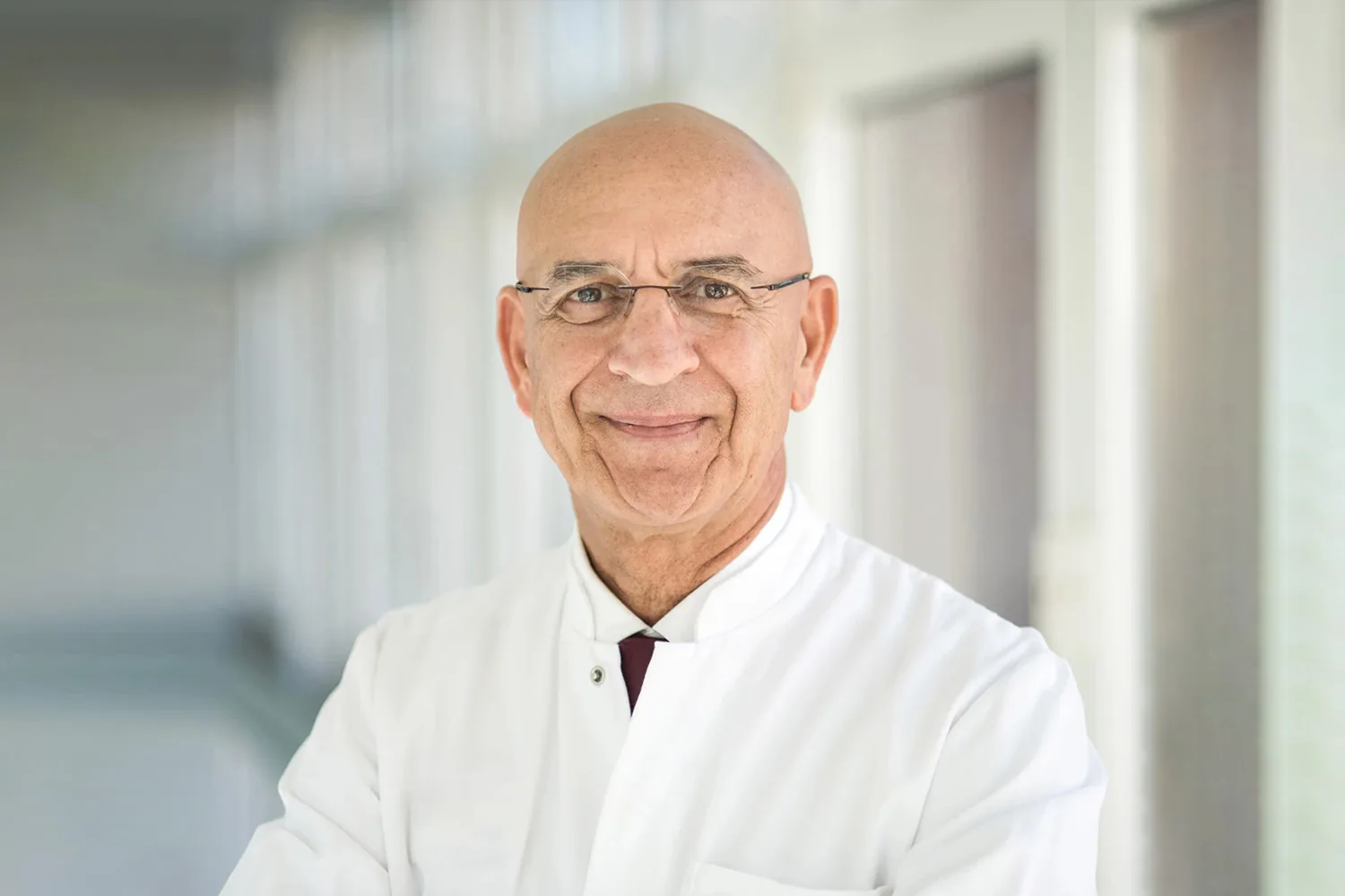 Dr. Faramarz Pakravan, Facharzt für Koloproktologie, in seiner Praxis