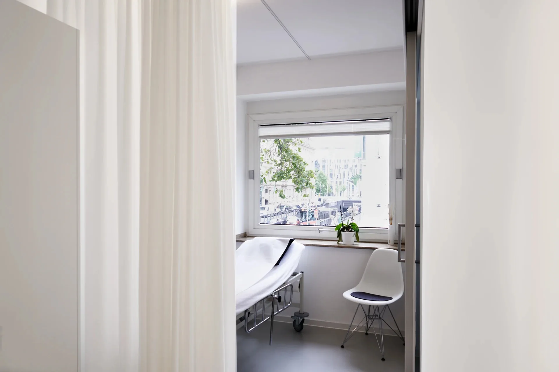 Behandlungsraum mit Fenster